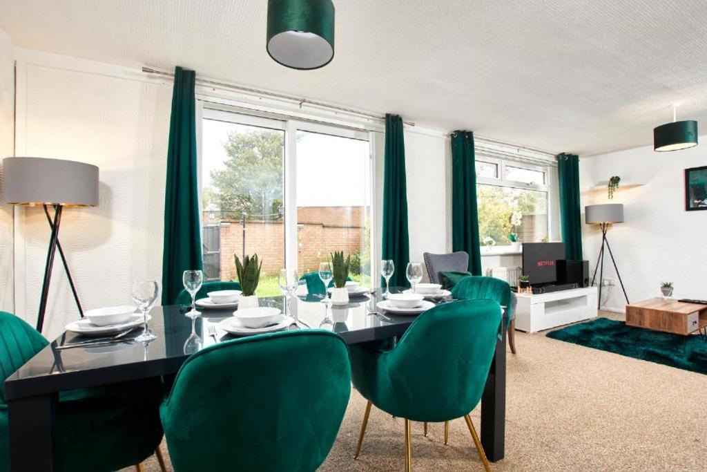 The Emerald House Of Manchester - Garden - Parking Bagian luar foto