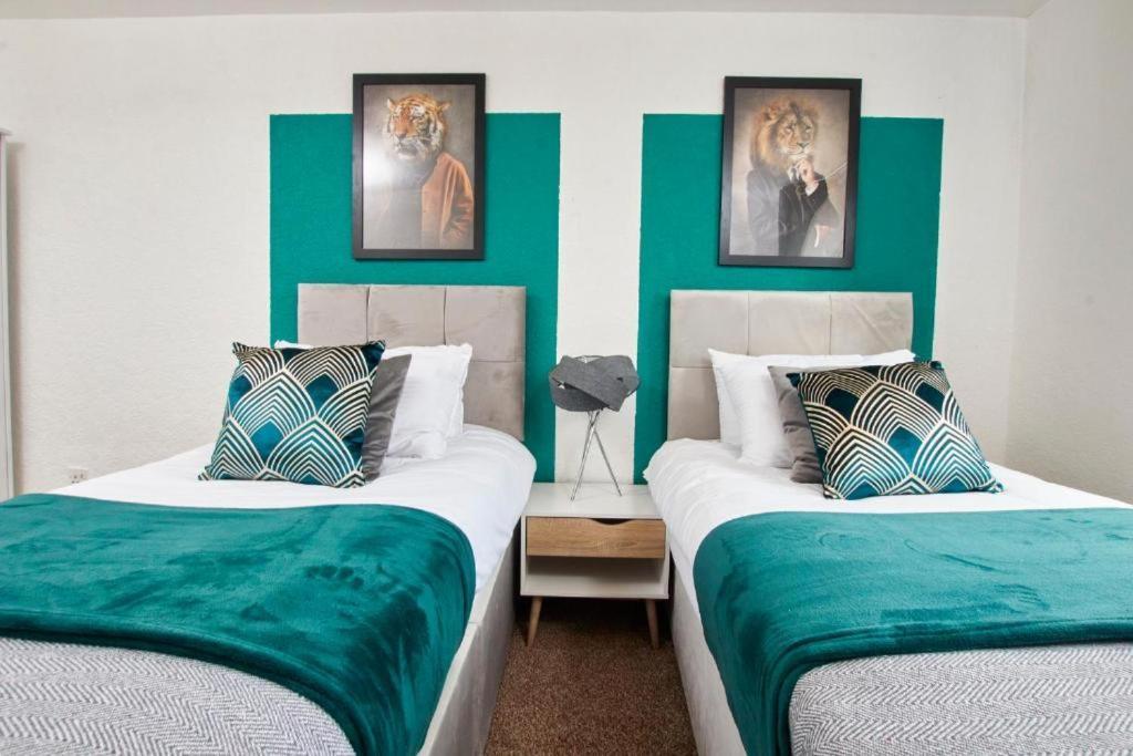The Emerald House Of Manchester - Garden - Parking Bagian luar foto