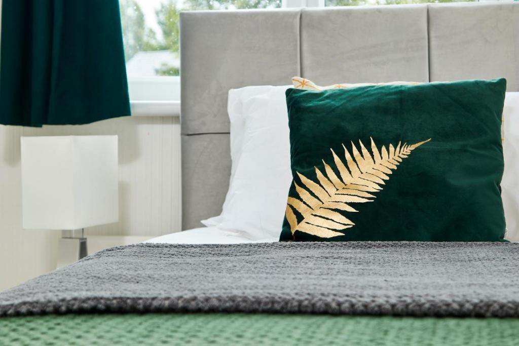 The Emerald House Of Manchester - Garden - Parking Bagian luar foto