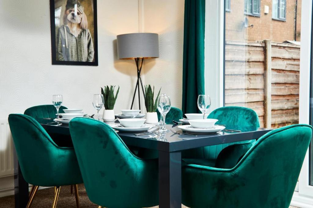 The Emerald House Of Manchester - Garden - Parking Bagian luar foto