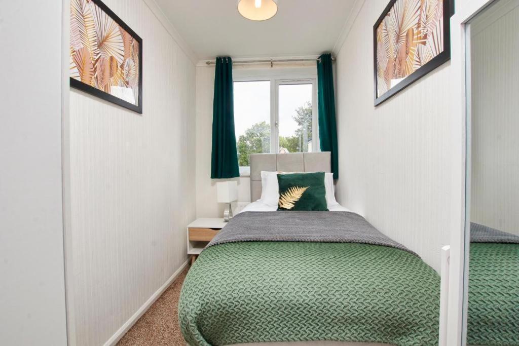 The Emerald House Of Manchester - Garden - Parking Bagian luar foto