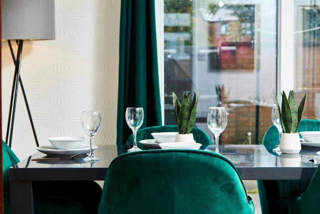 The Emerald House Of Manchester - Garden - Parking Bagian luar foto