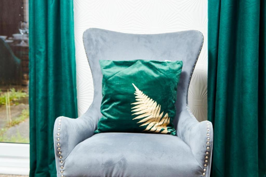 The Emerald House Of Manchester - Garden - Parking Bagian luar foto